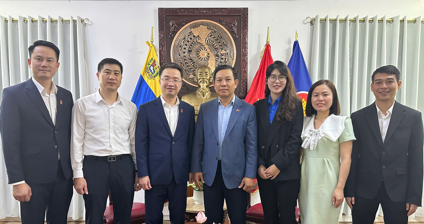 Đoàn đến thăm Đại sứ quán Việt Nam và làm việc với Đại sứ Đặc mệnh toàn quyền nước CHXHCN Việt Nam tại Venezuela Vũ Trung Mỹ. Ảnh: BTC Đoàn đến thăm Đại sứ quán Việt Nam và làm việc với Đại sứ Đặc mệnh toàn quyền nước CHXHCN Việt Nam tại Venezuela Vũ Trung Mỹ. Ảnh: BTC