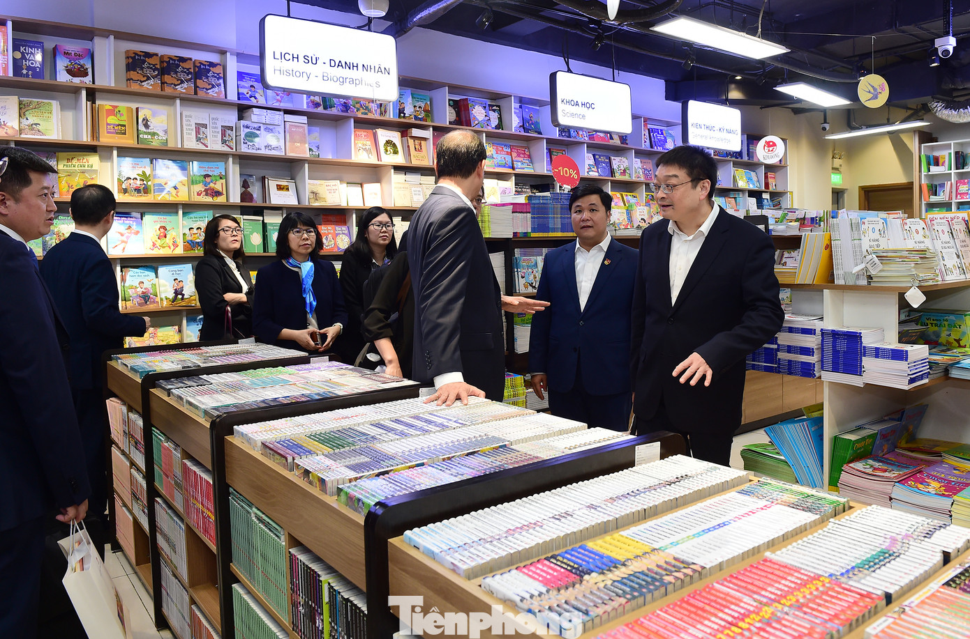 Các đại biểu tham quan không gian nhà sách của NXB Kim Đồng.