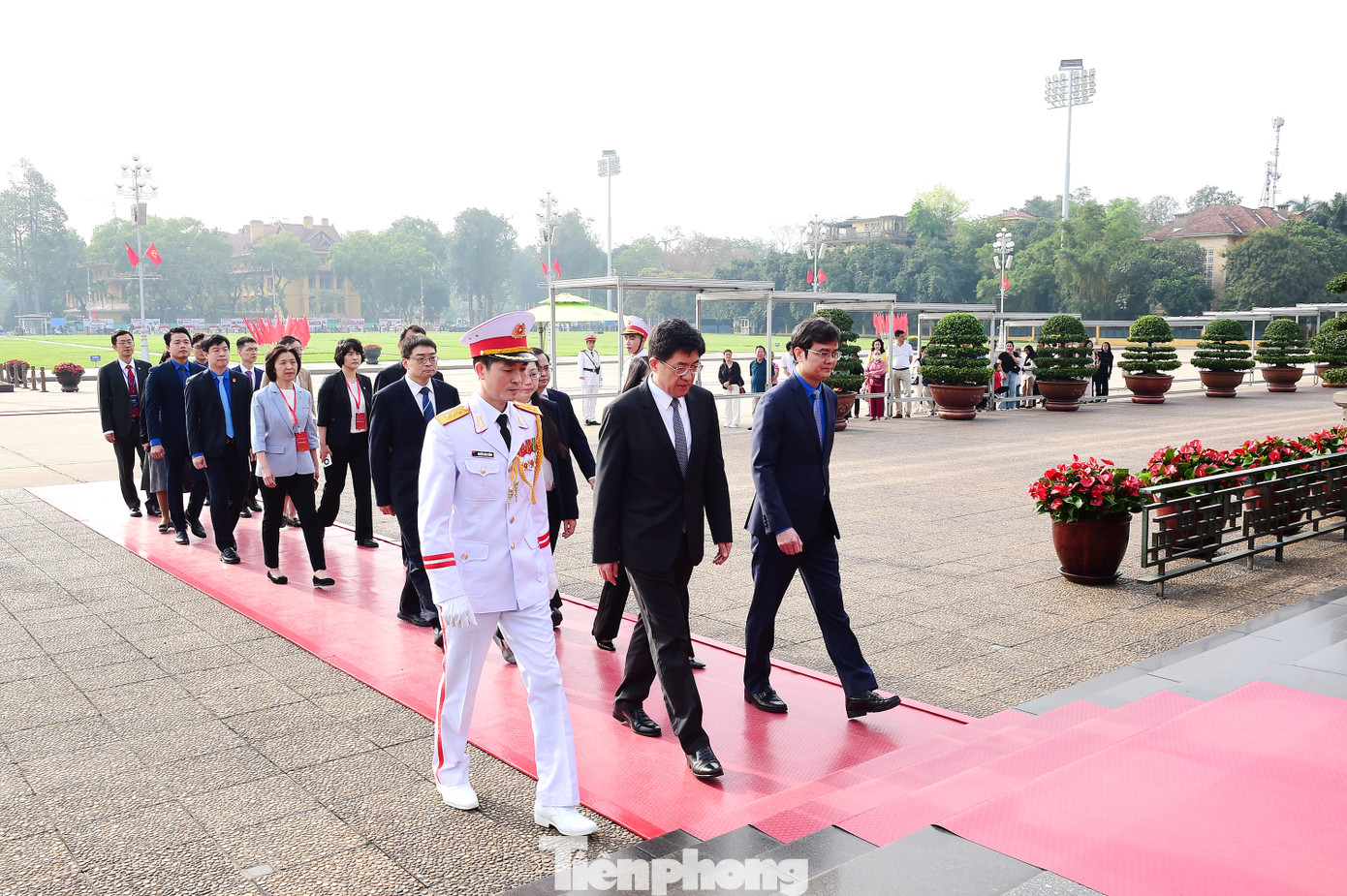 Trong không khí trang nghiêm, anh Bùi Quang Huy và anh A Đông, cùng các đại biểu T.Ư Đoàn hai nước vào Lăng viếng Chủ tịch Hồ Chí Minh - Người đã cống hiến trọn đời mình cho sự nghiệp cách mạng vẻ vang của dân tộc Việt Nam, cho hòa bình, hữu nghị và tiến bộ trên thế giới, người đã vun đắp nền tảng vững bền cho tình hữu nghị Việt Nam - Trung Quốc.