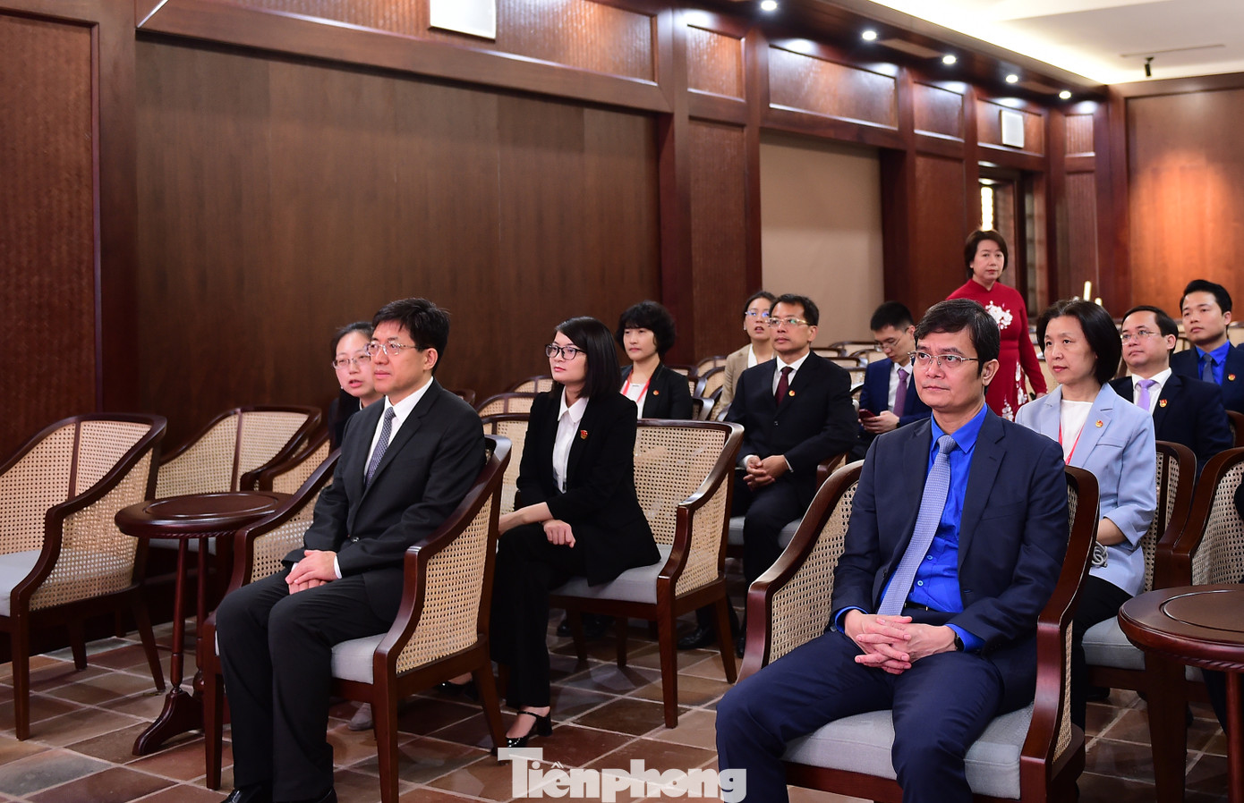 Các đại biểu đã cùng theo dõi phim tài liệu về "Những giây phút lúc Bác đi xa".