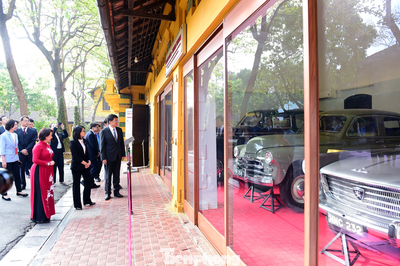 Đoàn đã đến thăm Nhà 54 - nơi Chủ tịch Hồ Chí Minh ở và làm việc từ tháng 12/1954 - tháng 5/1958; nghe giới thiệu về những chiếc xe ô tô đã dùng phục vụ Chủ tịch Hồ Chí Minh; thăm Nhà 67 - nơi Chủ tịch Hồ Chí Minh làm việc trong hai năm cuối cùng từ năm 1967 - 1969, cũng là nơi Người dưỡng bệnh và qua đời. Ảnh: Xuân Tùng