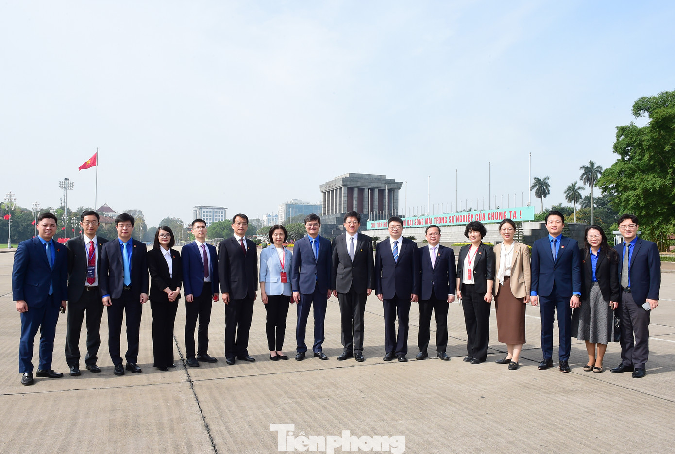 Các đại biểu chụp ảnh lưu niệm bên Lăng Bác Hồ.