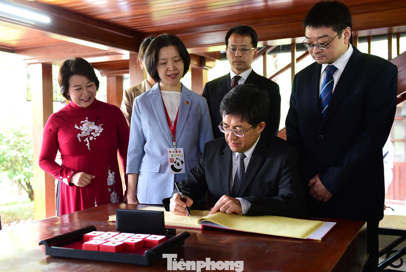 Anh A Đông - Bí thư thứ nhất Ban Bí thư T.Ư Đoàn TNCS Trung Quốc viết lưu bút tại nhà sàn Bác Hồ.