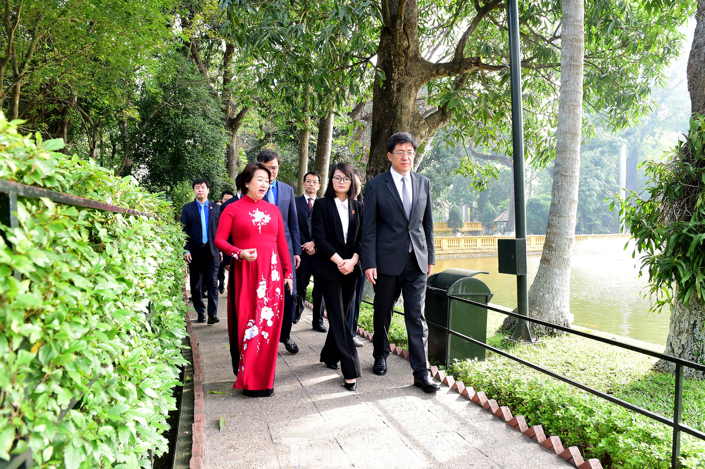 Bà Cù Thị Minh – Phó Giám đốc Khu di tích Chủ tịch Hồ Chí Minh tại Phủ Chủ tịch hướng dẫn và giới thiệu cho đoàn đại biểu T.Ư Đoàn thanh niên hai nước về Khu di tích.