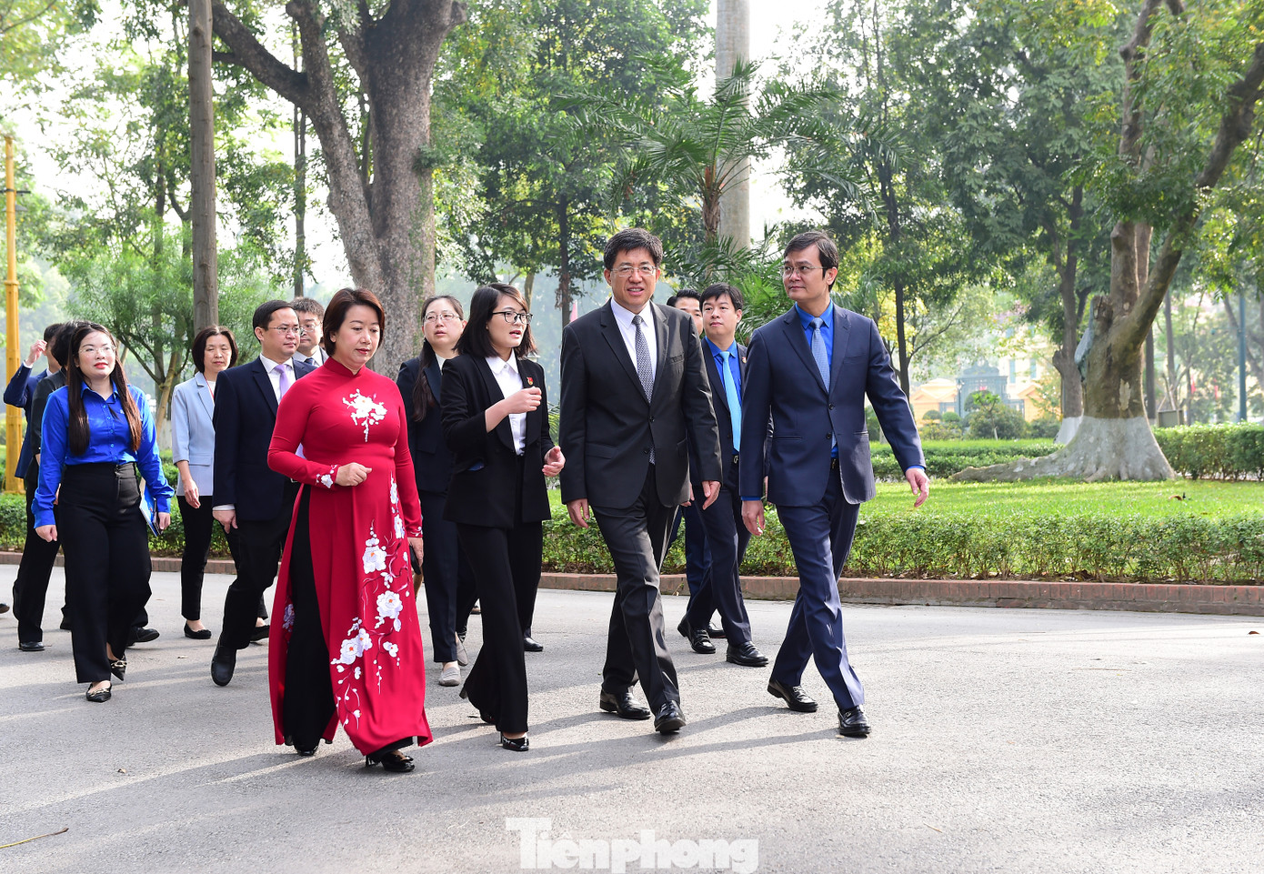 Tiếp đó, Bí thư thứ nhất T.Ư Đoàn TNCS Hồ Chí Minh Bùi Quang Huy và Bí thư thứ nhất Ban Bí thư T.Ư Đoàn TNCS Trung Quốc A Đông, cùng các đại biểu thăm Khu di tích Chủ tịch Hồ Chí Minh tại Phủ Chủ tịch.