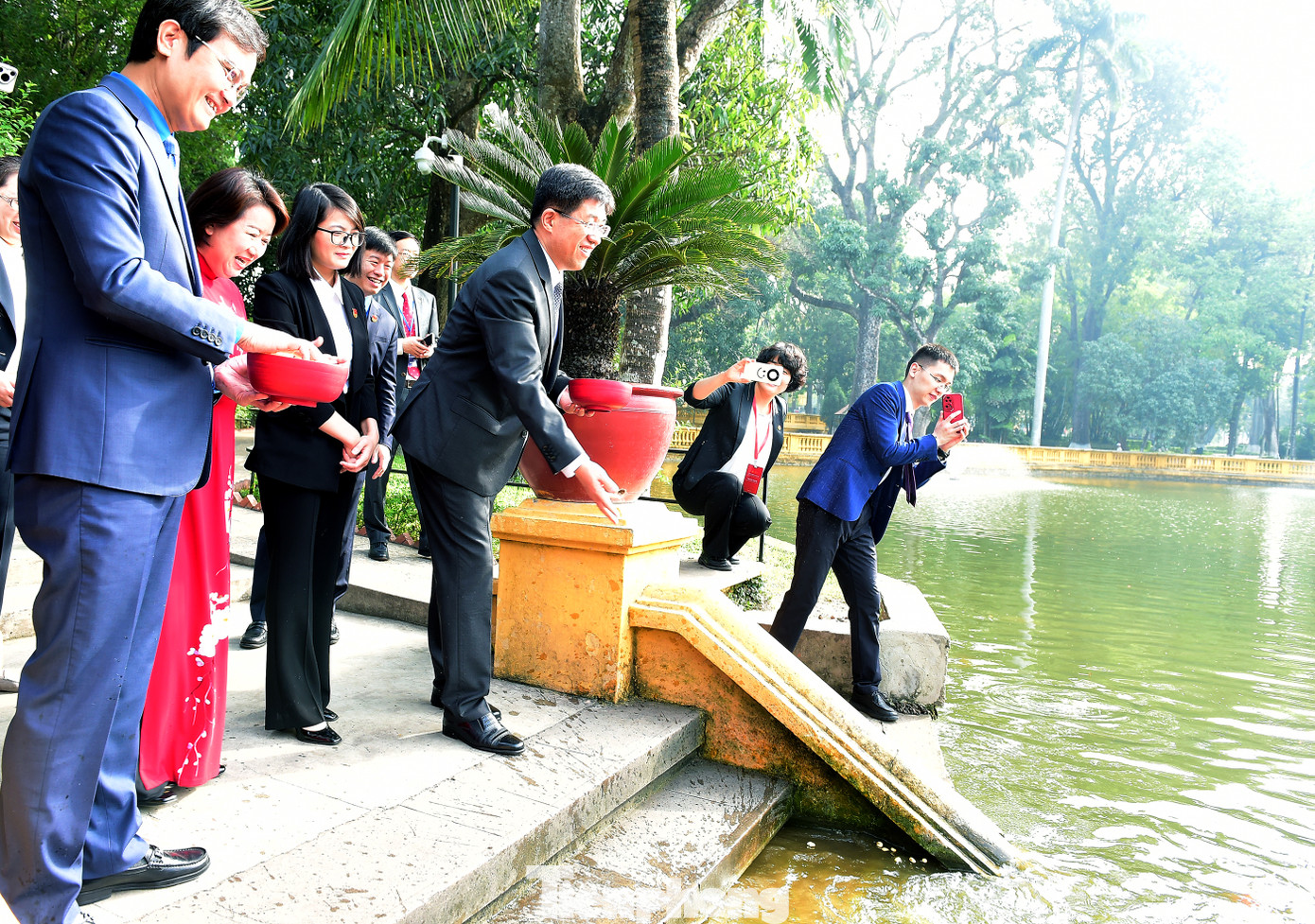 Anh Bùi Quang Huy và anh A Đông, cùng các đại biểu thăm nhà sàn - nơi Chủ tịch Hồ Chí Minh ở và làm việc từ tháng 5/1958 - tháng 8/1969; thăm ao cá Bác Hồ và cho cá ăn. Ảnh: Xuân Tùng