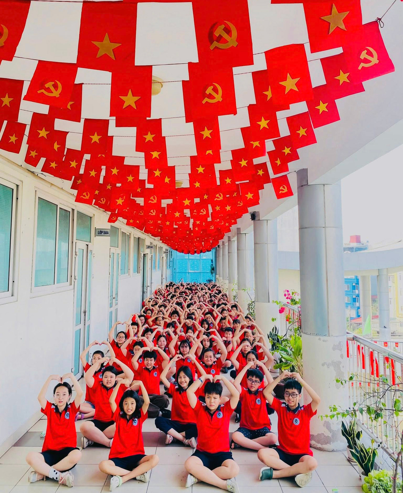 Không gian trường học rực rỡ sắc đỏ của quốc kỳ, những hình ảnh đất nước thân thương được sắp đặt sáng tạo, sinh động đã tạo nên một không khí hào hùng, trang trọng. Đây không chỉ là hoạt động mang tính thẩm mỹ mà còn là bài học trực quan, giáo dục truyền thống yêu nước, lòng tự hào dân tộc cho các em học sinh.