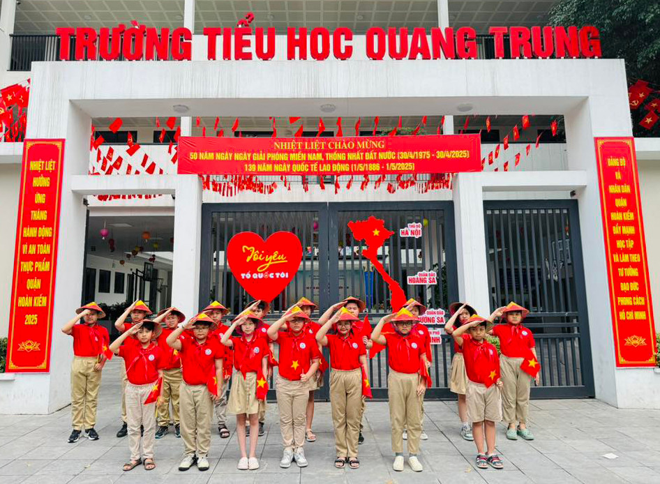 Cùng với cờ Tổ quốc và cờ Đảng, nhiều không gian được phủ đỏ dáng hình chữ S của đất nước và quần đảo Hoàng Sa, Trường Sa thân yêu; lan tỏa thông điệp hướng về Tổ quốc như: "Tôi yêu Tổ quốc tôi", "Độc lập - Tự do - Hạnh phúc"... Trong ảnh là không gian trường Tiểu học Quang Trung, quận Hai Bà Trưng.
