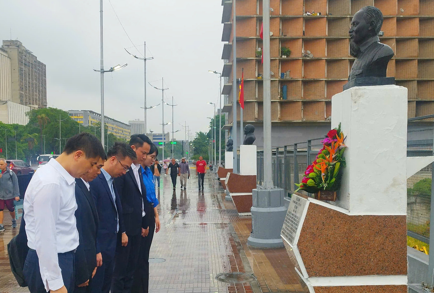 Đoàn đại biểu T.Ư Đoàn TNCS Hồ Chí Minh dâng hoa tại Tượng đài Chủ tịch Hồ Chí Minh tại thủ đô Cacaras. Ảnh: BTC Đoàn đại biểu T.Ư Đoàn TNCS Hồ Chí Minh dâng hoa tại Tượng đài Chủ tịch Hồ Chí Minh tại thủ đô Cacaras. Ảnh: BTC