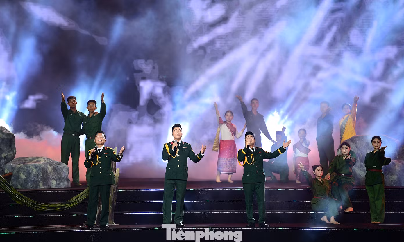Hơn 800 diễn viên, nghệ sĩ đã trình diễn tại chương trình. Trong đó có sự góp mặt của nhiều nghệ sĩ nổi tiếng như Đại tá, NSND Tự Long - Giám đốc Nhà hát Chèo Quân đội, Nhóm "Anh trai vượt ngàn chông gai", NSƯT Hoàng Tùng - NSƯT Vũ Thắng Lợi, Phạm Phương Thảo; Đỗ Tố Hoa...