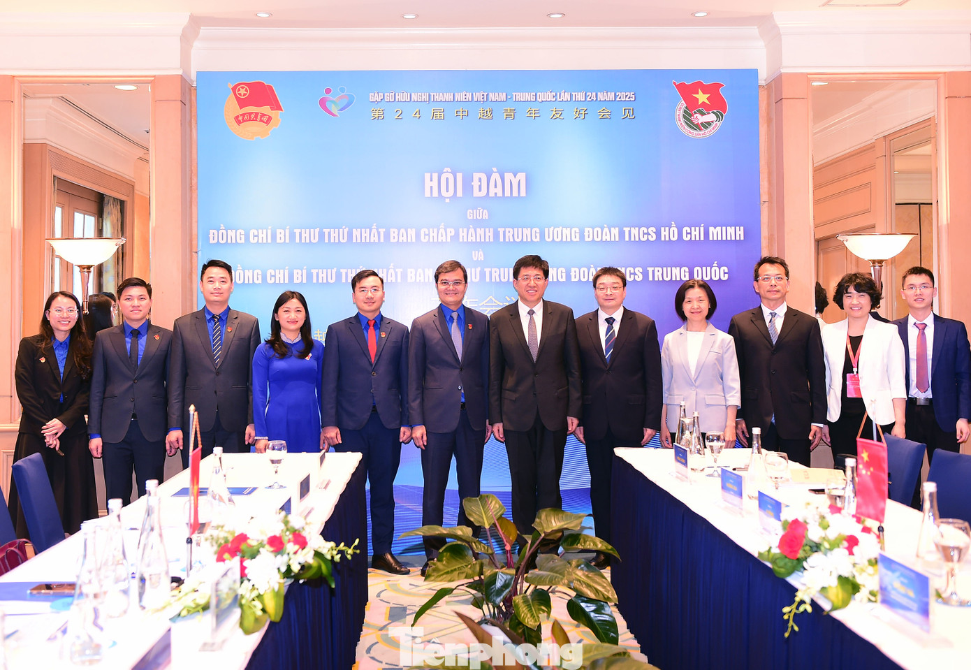 Đoàn đại biểu T.Ư Đoàn hai nước chụp ảnh lưu niệm.