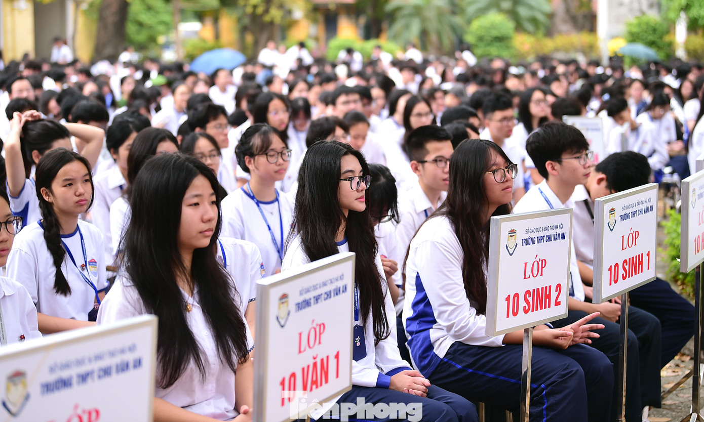 Bạn Phạm Đức Duy (lớp 12A1) - Phó Bí thư Đoàn trường, đảng viên trẻ cho biết, từ nhỏ đã yêu thích lịch sử qua những câu chuyện kể của ông bà, bố mẹ, sách vở… Nhất là những hoạt động ngoại khóa, giao lưu tiếp lửa giúp cậu được tiếp xúc, cảm nhận cảm xúc của những nhân chứng. Đây trở thành động lực để cậu theo học và yêu hơn môn Lịch sử. “Lịch sử là những bài học, kiến thức không chỉ để thuộc lòng mà để hiểu hơn về quê hương đất nước, trân trọng hơn những gì đang có và tri ân sự hy sinh của thế hệ ông cha”.