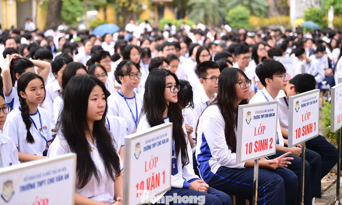 Bạn Phạm Đức Duy (lớp 12A1) - Phó Bí thư Đoàn trường, đảng viên trẻ cho biết, từ nhỏ đã yêu thích lịch sử qua những câu chuyện kể của ông bà, bố mẹ, sách vở… Nhất là những hoạt động ngoại khóa, giao lưu tiếp lửa giúp cậu được tiếp xúc, cảm nhận cảm xúc của những nhân chứng. Đây trở thành động lực để cậu theo học và yêu hơn môn Lịch sử. “Lịch sử là những bài học, kiến thức không chỉ để thuộc lòng mà để hiểu hơn về quê hương đất nước, trân trọng hơn những gì đang có và tri ân sự hy sinh của thế hệ ông cha”.