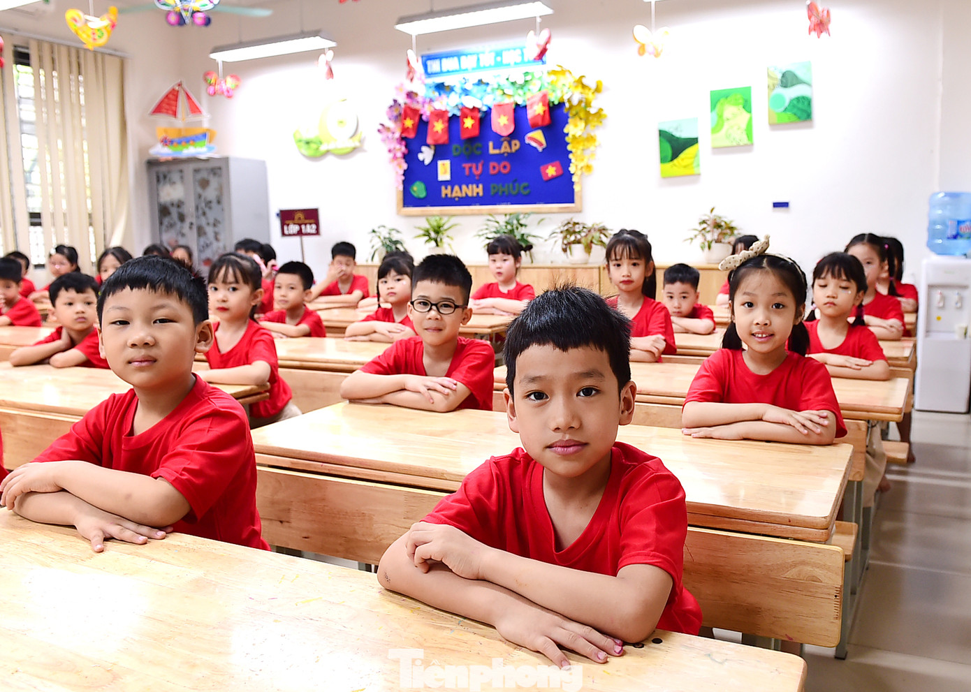 Cùng với hoạt động trang trí tạo không gian đón chào kỷ niệm ngày đại thắng 30/4 giải phóng miền Nam, thống nhất đất nước, hoạt động giới thiệu về nội dung, ý nghĩa của Chiến dịch Hồ Chí Minh nói riêng và cuộc kháng chiến chống Đế quốc Mỹ cứu nước nói chung đã diễn ra với nhiều hình thức. Trong ảnh là giờ sinh hoạt mang tên giờ học "Hoà bình đẹp lắm" của lớp 1A2 trường Tiểu học Hoàng Mai (quận Hoàng Mai). Ảnh: Tường Kha