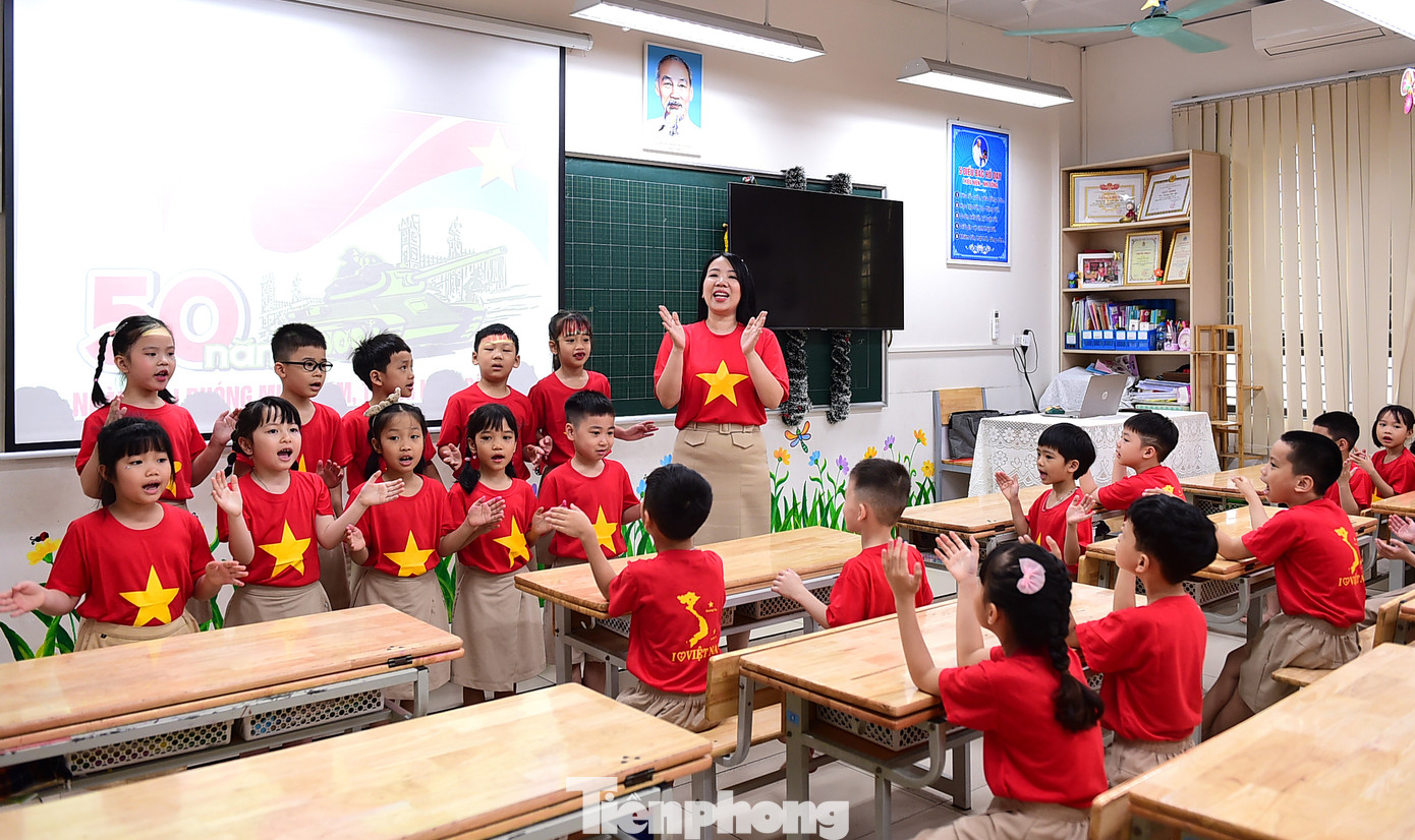 Cô Nguyễn Hải Yến – giáo viên chủ nhiệm lớp 1A2 cho biết, tiết học “Hòa bình đẹp lắm” tìm hiểu về lịch sử, ý nghĩa ngày 30/4 được diễn ra trong thời gian sinh hoạt lớp. Đây là một trong những tiết sinh hoạt theo chủ đề gắn với sự kiện ý nghĩa của đất nước.