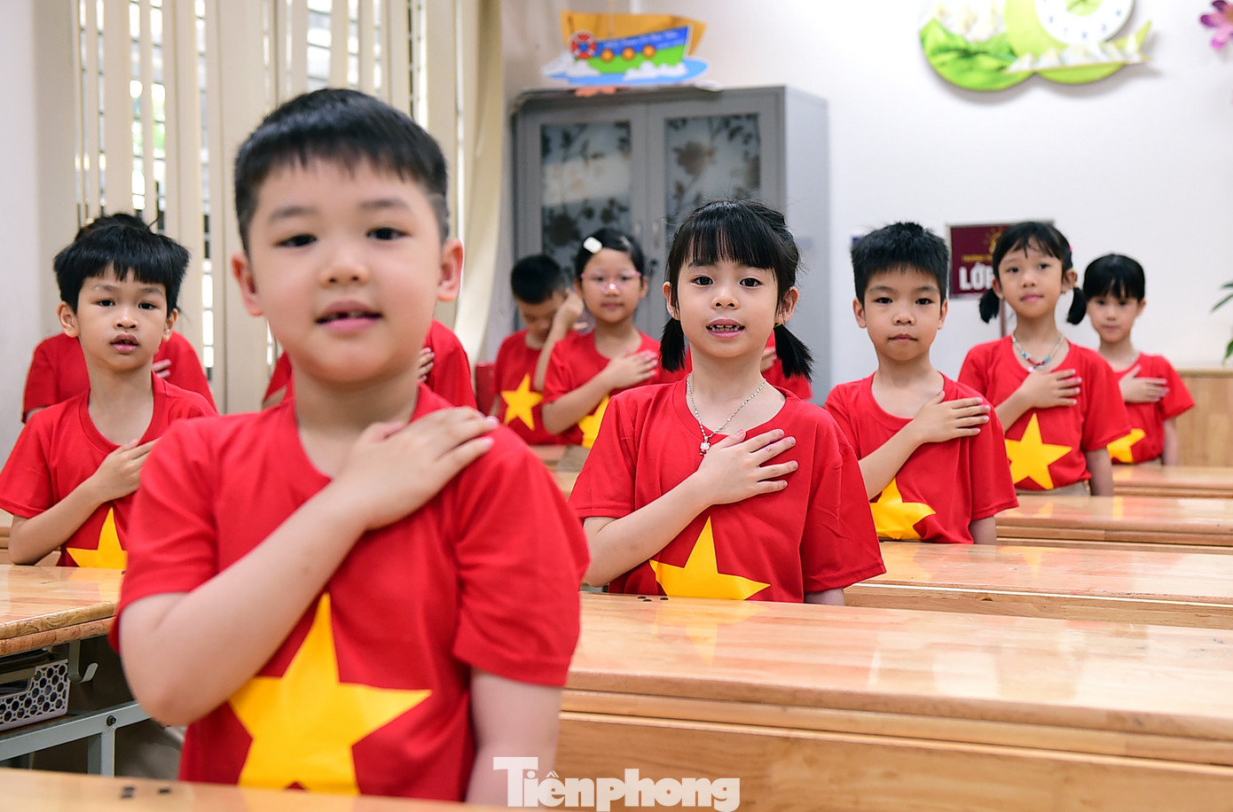 Các em học sinh đã được theo dõi video “Chiến dịch Hồ Chí Minh giải phóng miền Nam” sử dụng hình ảnh đồ họa thể hiện thông tin sự kiện, ý nghĩa lịch sử; hát theo nhịp vỗ tay bài “Như có Bác Hồ trong ngày vui đại thắng”; dùng hành động để thể hiện tình yêu Tổ quốc như “thả tim”, đặt tay lên ngực trái…