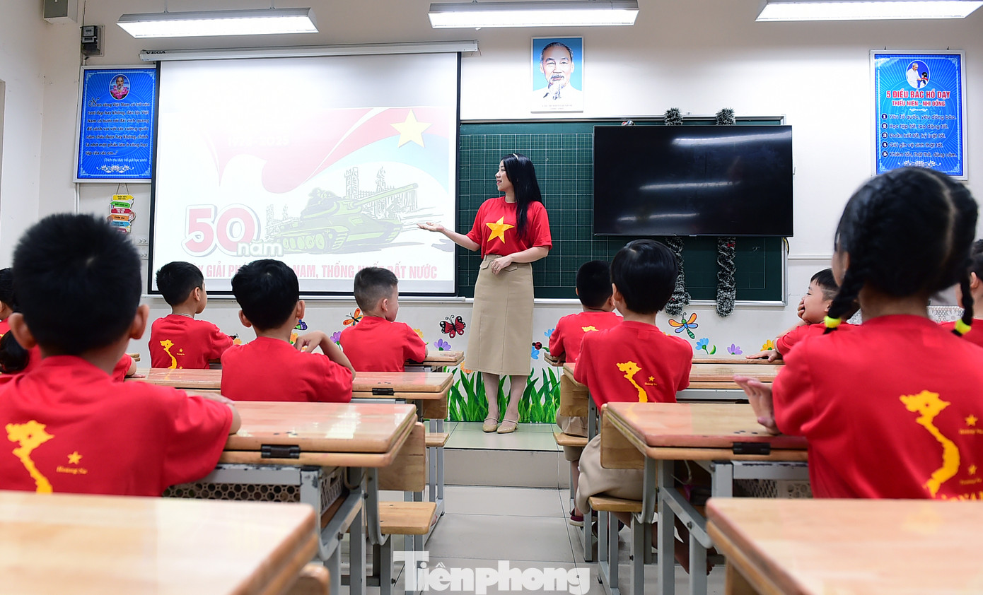 Cùng với hoạt động trang trí tạo không gian đón chào kỷ niệm ngày đại thắng 30/4 giải phóng miền Nam, thống nhất đất nước, hoạt động giới thiệu về nội dung, ý nghĩa của Chiến dịch Hồ Chí Minh nói riêng và cuộc kháng chiến chống Đế quốc Mỹ cứu nước nói chung đã diễn ra với nhiều hình thức. Trong ảnh là giờ sinh hoạt mang tên giờ học "Hoà bình đẹp lắm" của lớp 1A2 trường Tiểu học Hoàng Mai (quận Hoàng Mai). Ảnh: Tường Kha