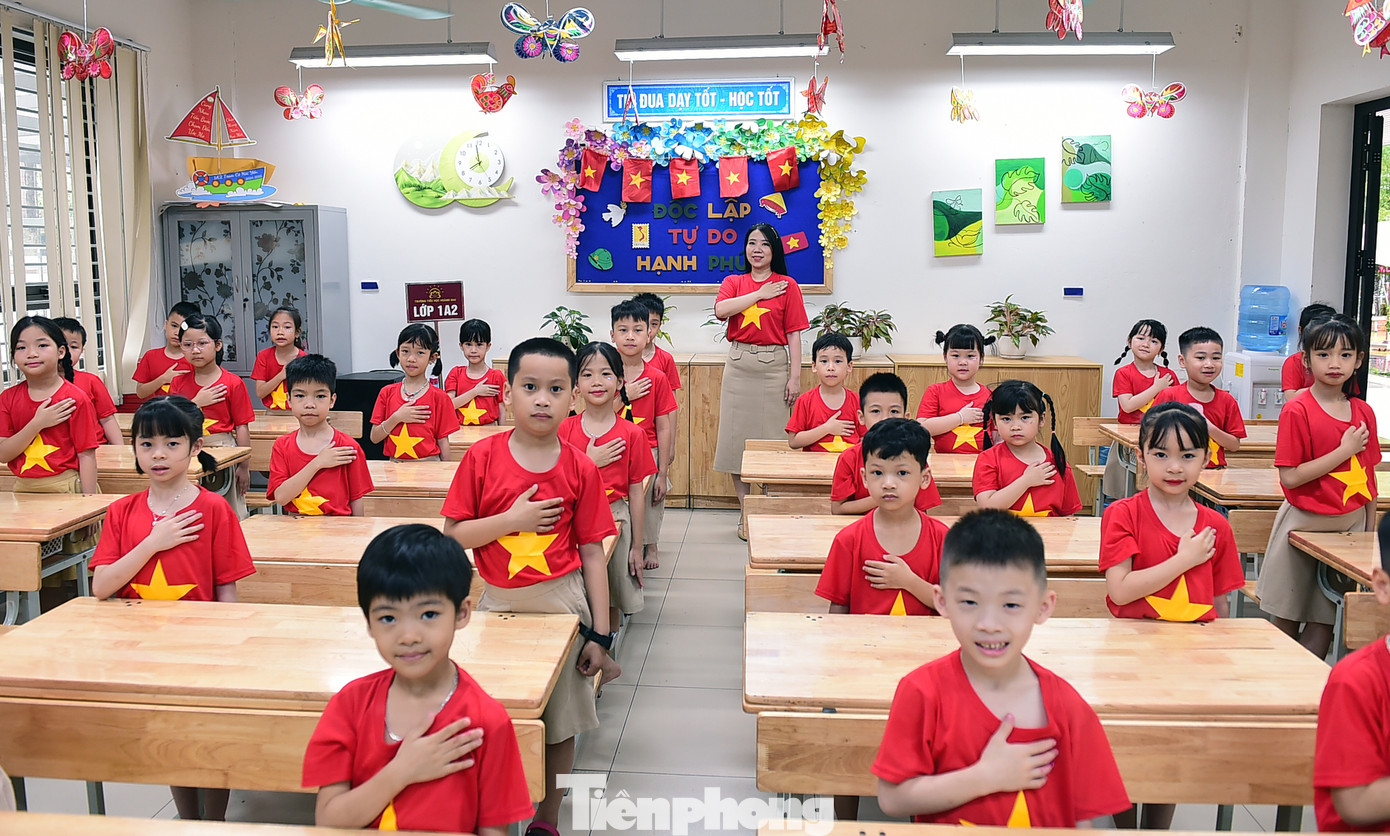 Các em học sinh đã được theo dõi video “Chiến dịch Hồ Chí Minh giải phóng miền Nam” sử dụng hình ảnh đồ họa thể hiện thông tin sự kiện, ý nghĩa lịch sử; hát theo nhịp vỗ tay bài “Như có Bác Hồ trong ngày vui đại thắng”; dùng hành động để thể hiện tình yêu Tổ quốc như “thả tim”, đặt tay lên ngực trái…