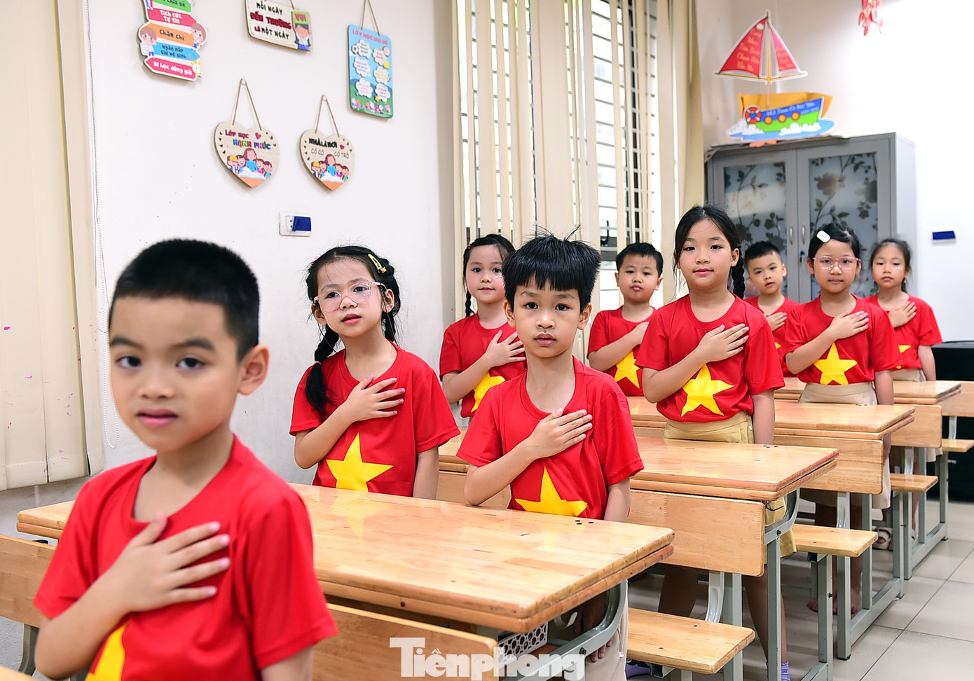 Các em học sinh đã được theo dõi video “Chiến dịch Hồ Chí Minh giải phóng miền Nam” sử dụng hình ảnh đồ họa thể hiện thông tin sự kiện, ý nghĩa lịch sử; hát theo nhịp vỗ tay bài “Như có Bác Hồ trong ngày vui đại thắng”; dùng hành động để thể hiện tình yêu Tổ quốc như “thả tim”, đặt tay lên ngực trái…