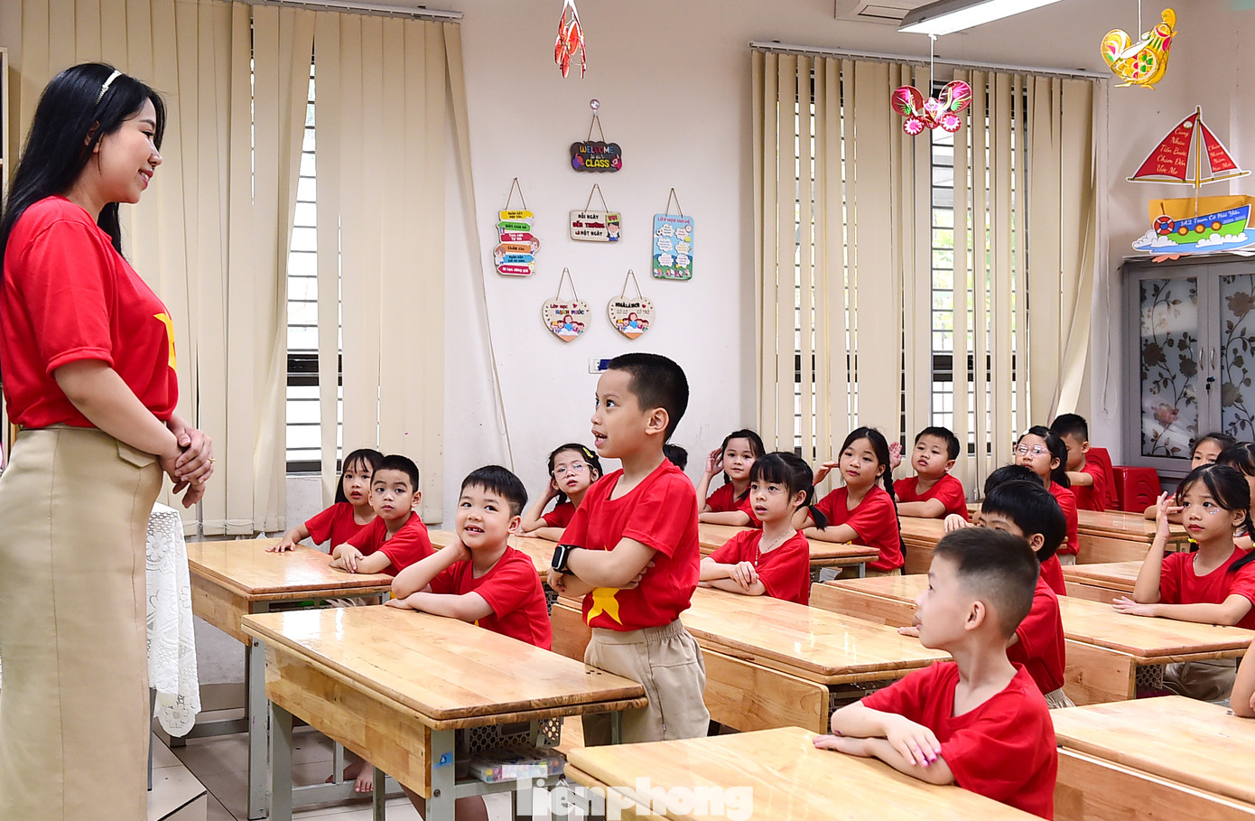 Tiết học được bắt đầu bằng những câu hỏi của cô giáo dành cho các cô cậu học trò nhỏ về ngày 30/4, tên gọi của thành phố mang tên Bác, miền Nam trên bản đồ Tổ quốc… và về hòa bình.