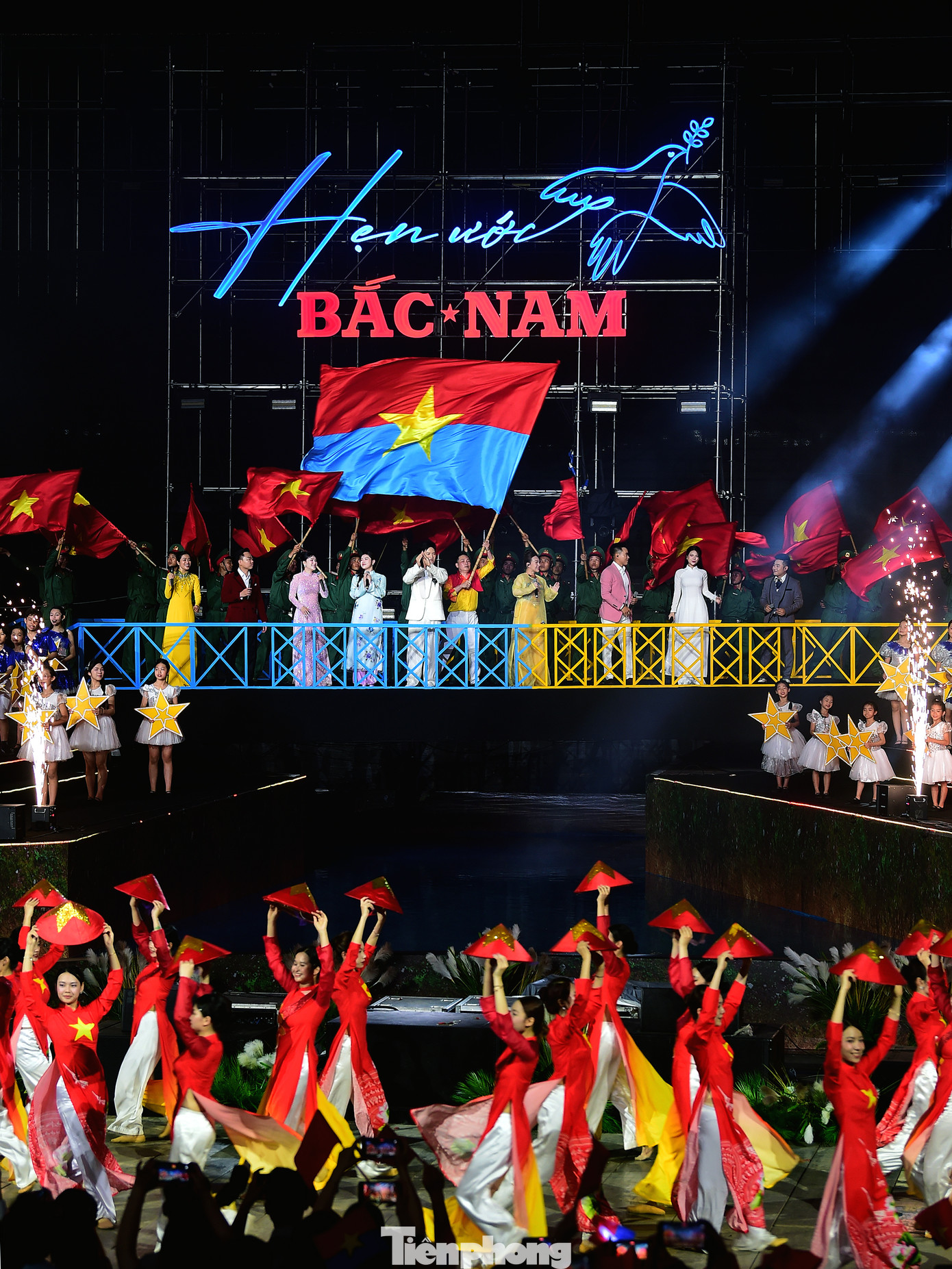 Khán giả đã được hòa vào không khí hào hùng với những bản hùng ca bất hủ, kết hợp nghệ thuật thực cảnh hoành tráng như: "Lời ca dâng Bác", "Những ánh sao đêm", "Hãy yên lòng mẹ ơi", "Đưa cơm cho mẹ đi cày", “Đường tôi đi dài theo đất nước", "Rừng xanh vang tiếng Ta lư"...