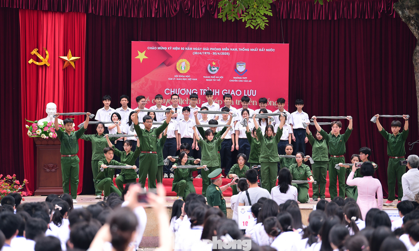 Ngày 21/4, Thành Đoàn Hà Nội chỉ đạo Quận Đoàn Tây Hồ, phối hợp Trường THPT chuyên Chu Văn An tổ chức chương trình giao lưu “Kể chuyện lịch sử - Tiếp lửa truyền thống” chào mừng kỷ niệm 50 năm Ngày giải phóng miền Nam, thống nhất đất nước (30/4/1975 – 30/4/2025).