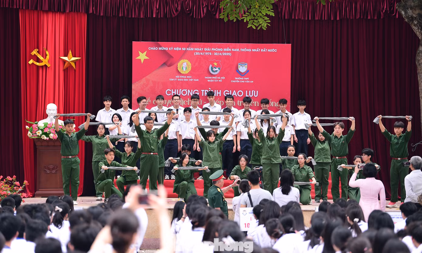 Ngày 21/4, Thành Đoàn Hà Nội chỉ đạo Quận Đoàn Tây Hồ, phối hợp Trường THPT chuyên Chu Văn An tổ chức chương trình giao lưu “Kể chuyện lịch sử - Tiếp lửa truyền thống” chào mừng kỷ niệm 50 năm Ngày giải phóng miền Nam, thống nhất đất nước (30/4/1975 – 30/4/2025).