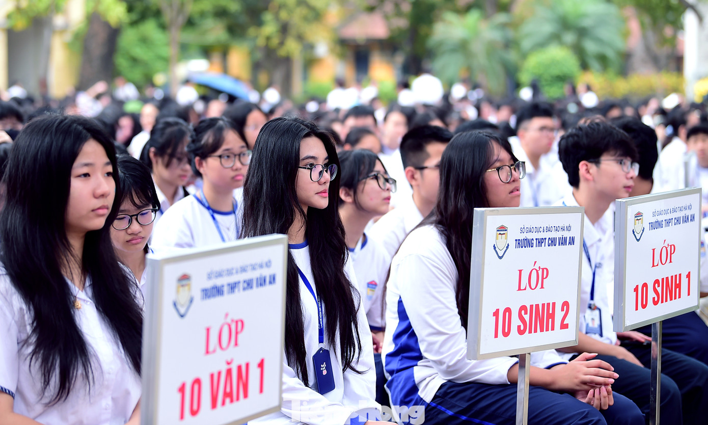 Bạn Phạm Đức Duy (lớp 12A1) - Phó Bí thư Đoàn trường, đảng viên trẻ cho biết, từ nhỏ đã yêu thích lịch sử qua những câu chuyện kể của ông bà, bố mẹ, sách vở… Nhất là những hoạt động ngoại khóa, giao lưu tiếp lửa giúp cậu được tiếp xúc, cảm nhận cảm xúc của những nhân chứng. Đây trở thành động lực để cậu theo học và yêu hơn môn Lịch sử. “Lịch sử là những bài học, kiến thức không chỉ để thuộc lòng mà để hiểu hơn về quê hương đất nước, trân trọng hơn những gì đang có và tri ân sự hy sinh của thế hệ ông cha”.