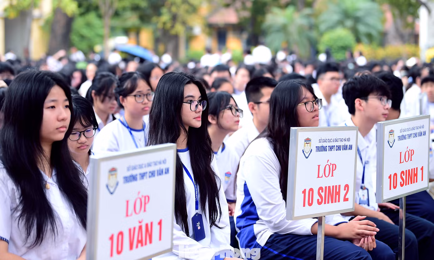 Bạn Phạm Đức Duy (lớp 12A1) - Phó Bí thư Đoàn trường, đảng viên trẻ cho biết, từ nhỏ đã yêu thích lịch sử qua những câu chuyện kể của ông bà, bố mẹ, sách vở… Nhất là những hoạt động ngoại khóa, giao lưu tiếp lửa giúp cậu được tiếp xúc, cảm nhận cảm xúc của những nhân chứng. Đây trở thành động lực để cậu theo học và yêu hơn môn Lịch sử. “Lịch sử là những bài học, kiến thức không chỉ để thuộc lòng mà để hiểu hơn về quê hương đất nước, trân trọng hơn những gì đang có và tri ân sự hy sinh của thế hệ ông cha”.