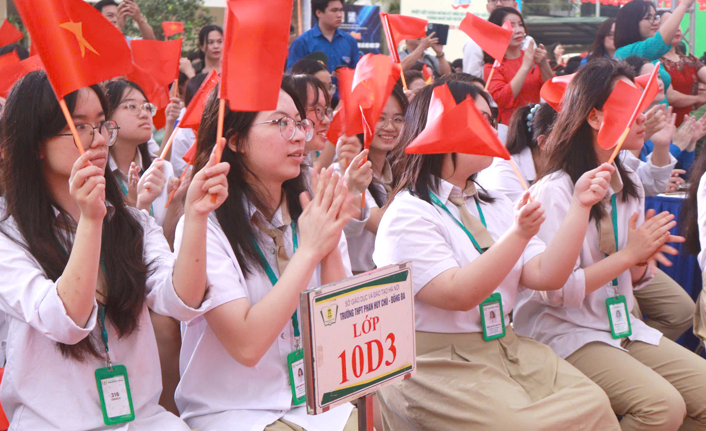 Học sinh THPT Phan Huy Chú theo dõi chương trình. Ảnh: BTC Học sinh THPT Phan Huy Chú theo dõi chương trình. Ảnh: BTC