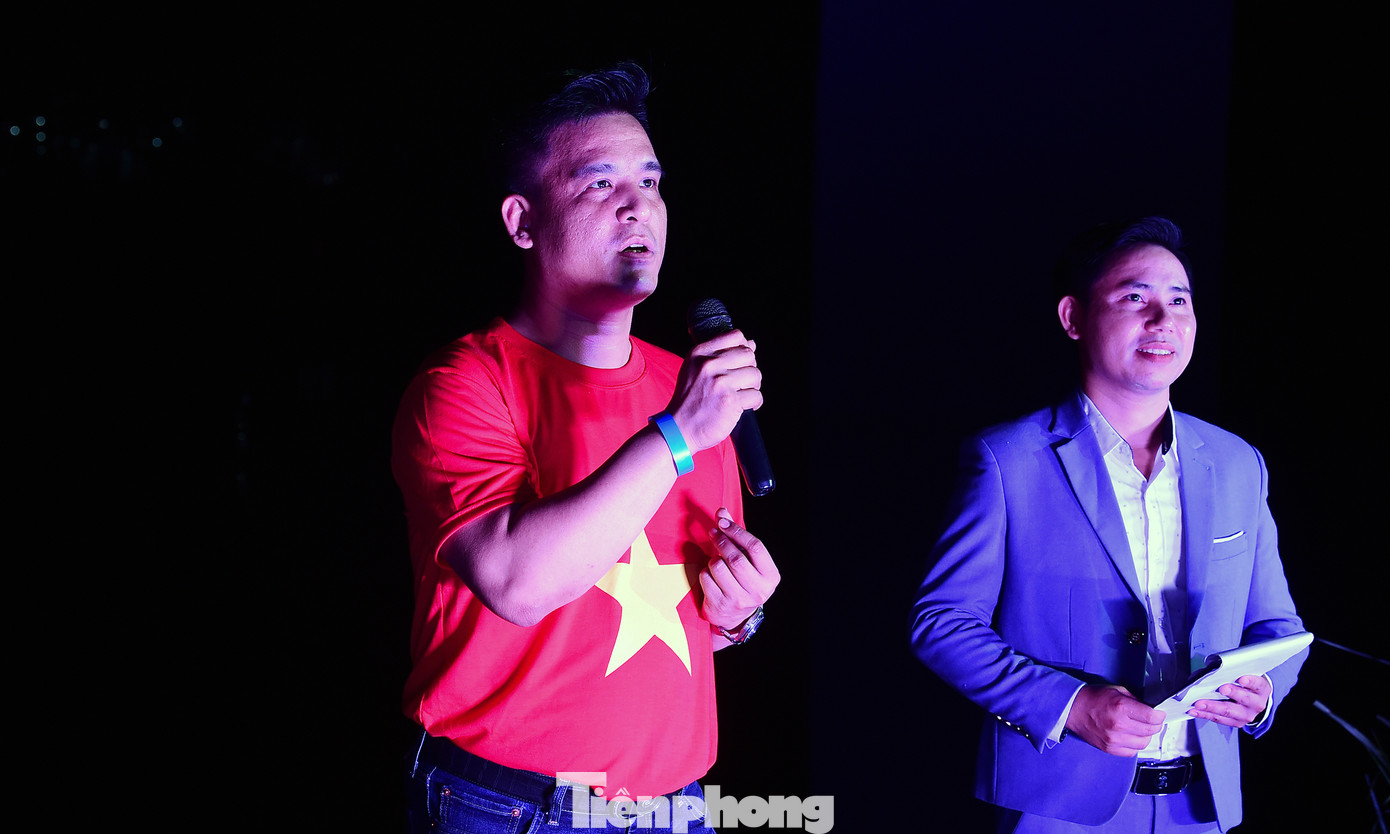 Anh Phạm Văn Thành - Chủ tịch Trung ương Hội Thanh niên khuyết tật Việt Nam, Trưởng ban tổ chức chương trình, cho biết: Sự kiện không chỉ là dịp để cộng đồng người khuyết tật - những trái tim nghị lực thể hiện lòng biết ơn với các thế hệ đi trước, niềm tự hào dân tộc, mà còn là không gian gặp gỡ, giao lưu, lan tỏa văn hóa truyền thống qua trải nghiệm sống động. "Chúng tôi tin rằng, mỗi người khuyết tật đều có thể trở thành một ngọn lửa nhỏ góp phần sưởi ấm và soi sáng hành trình chung của dân tộc", anh Thành nói. Ảnh: Xuân Tùng