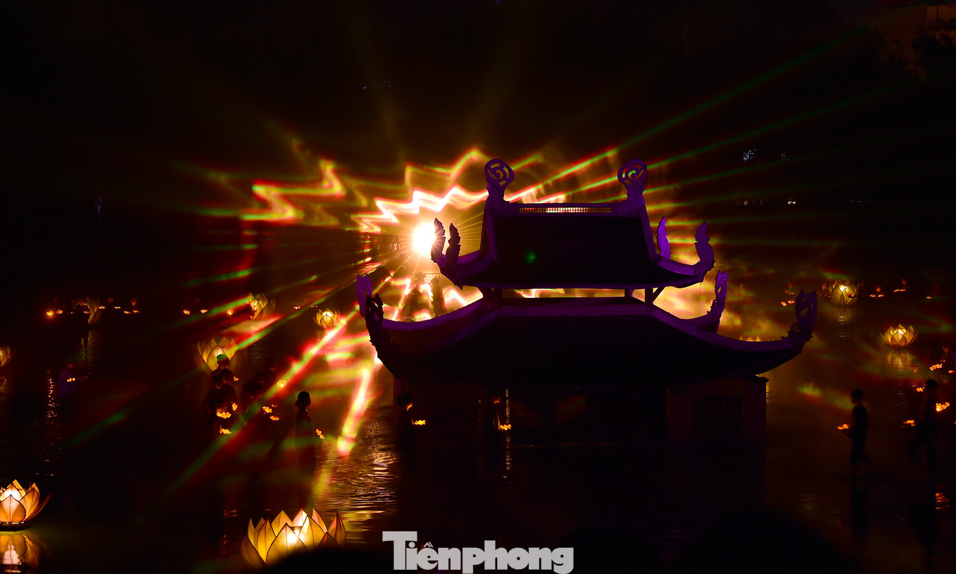 Show thực cảnh “Tinh hoa Bắc Bộ” là điểm nhấn đặc biệt của chương trình, đã mang đến cho người xem hành trình nghệ thuật độc đáo, kết hợp giữa truyền thống và công nghệ hiện đại. Trong không gian sân khấu thực địa rộng lớn, các diễn viên đã trình diễn 6 phân cảnh: Thi ca – Cõi Phật – Hoài cổ – Nhạc họa – An vui – Ngày hội. Mỗi phần tái hiện những nét văn hóa đặc trưng của vùng đồng bằng Bắc Bộ qua suốt 1.000 năm lịch sử. Ảnh: Xuân Tùng