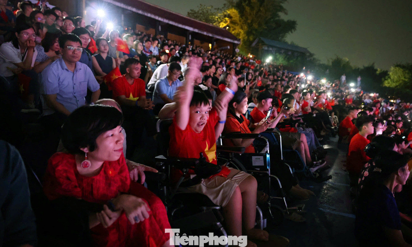 Theo anh Thành, sự phát triển của mỗi người không thể tách rời cội nguồn văn hóa dân tộc. Văn hóa là nền tảng, là gốc rễ định hình nhân cách, nuôi dưỡng tâm hồn và nâng đỡ ý chí vươn lên. Đặc biệt, với những thanh niên khuyết tật yếu thế, văn hóa truyền thống là điểm tựa tinh thần, ánh sáng soi đường trên hành trình vượt qua nghịch cảnh để hòa nhập, khẳng định giá trị bản thân và đóng góp cho cộng đồng. Ảnh: Xuân Tùng