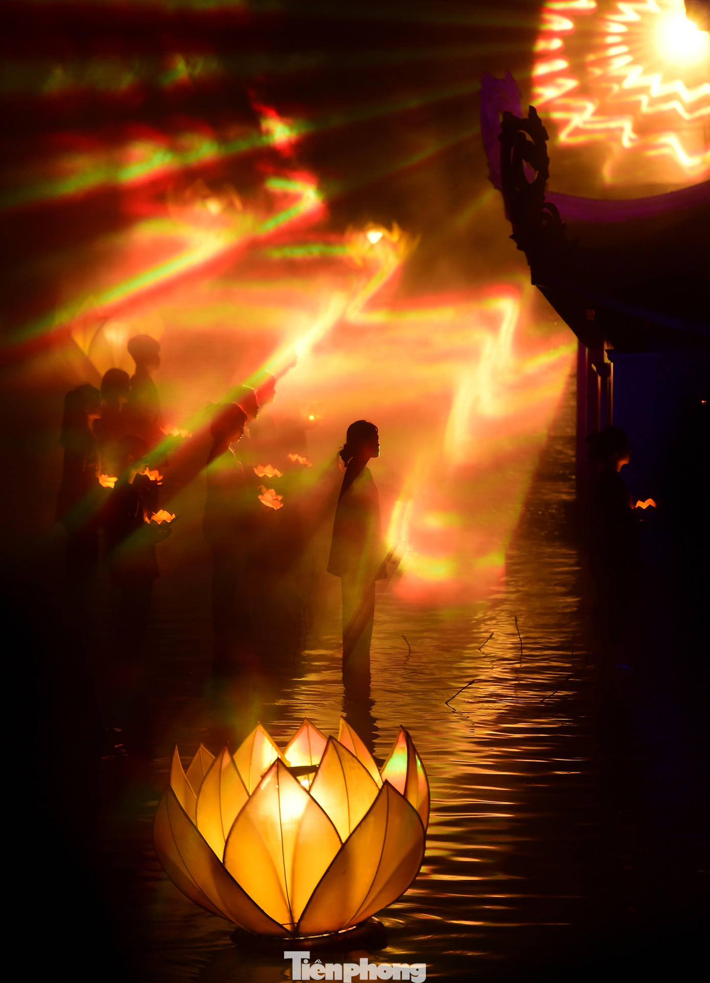 Show thực cảnh “Tinh hoa Bắc Bộ” là điểm nhấn đặc biệt của chương trình, đã mang đến cho người xem hành trình nghệ thuật độc đáo, kết hợp giữa truyền thống và công nghệ hiện đại. Trong không gian sân khấu thực địa rộng lớn, các diễn viên đã trình diễn 6 phân cảnh: Thi ca – Cõi Phật – Hoài cổ – Nhạc họa – An vui – Ngày hội. Mỗi phần tái hiện những nét văn hóa đặc trưng của vùng đồng bằng Bắc Bộ qua suốt 1.000 năm lịch sử. Ảnh: Xuân Tùng