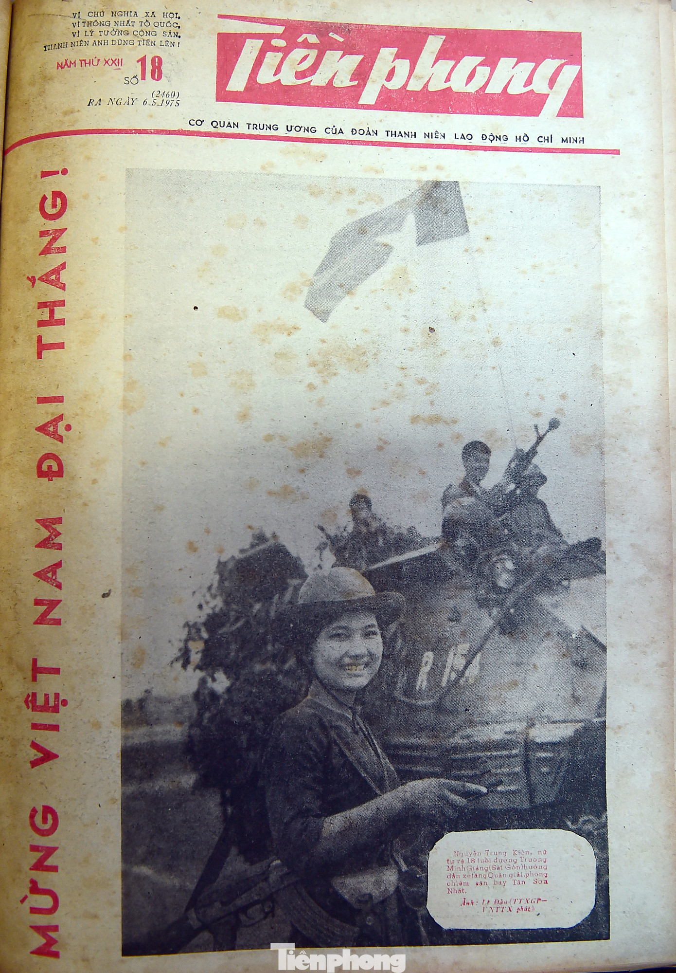 “MỪNG VIỆT NAM ĐẠI THẮNG!” là dòng chữ in hoa màu đỏ và hình ảnh nữ tự vệ Nguyễn Trung Kiên (18 tuổi) hướng dẫn xe tăng Quân Giải phóng chiếm sân bay Tân Sơn Nhất nổi bật trang nhất tuần báo Tiền Phong số 18 (ra ngày 6/5/1975) hoà chung không khí của đất nước. Ảnh nữ dân quân hướng dẫn này của phóng viên TTXGP - VNTTX phát.