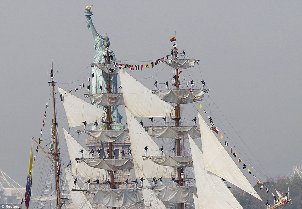 Thủy thủ trên tàu ARC Gloria, tàu chiến của Hải quân Colombia.