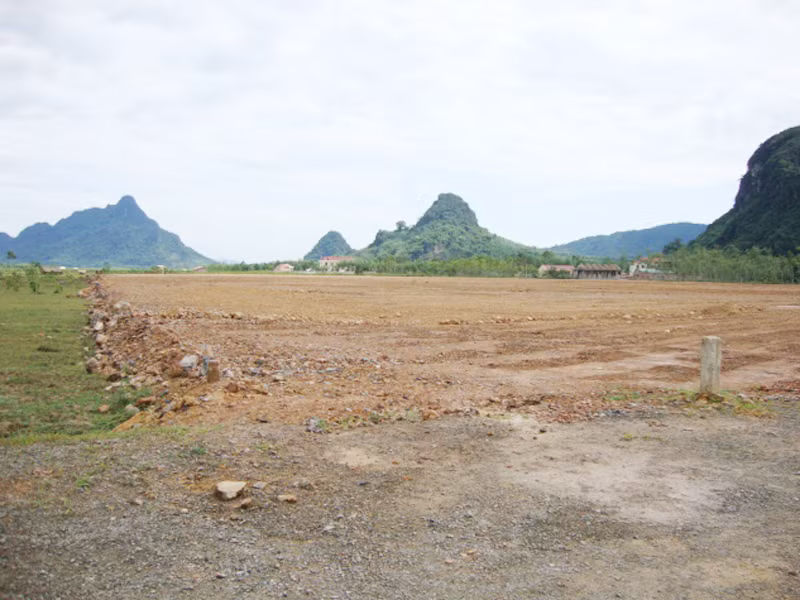 Sân vận động chồng lên đất quốc phòng
