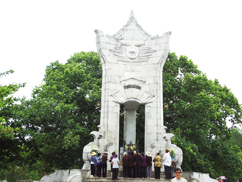 Đài tưởng niệm tại nghĩa trang Trường Sơn. Ảnh: Hoài Vũ