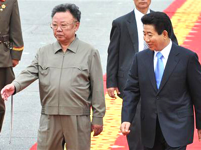Tổng thống Hàn Quốc Roh Moo-Hyun (phải) và Chủ tịch CHDCND Triều Tiên Kim Jong- il (trái) tại lễ đón tiếp bên ngoài cung văn hóa Thủ đô Bình Nhưỡng, CHDCND Triều Tiên.