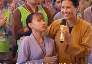 Cô gái co giật cạnh bà Yến trong các clip 'vong nhập' ở chùa Ba Vàng nói gì? ảnh 1