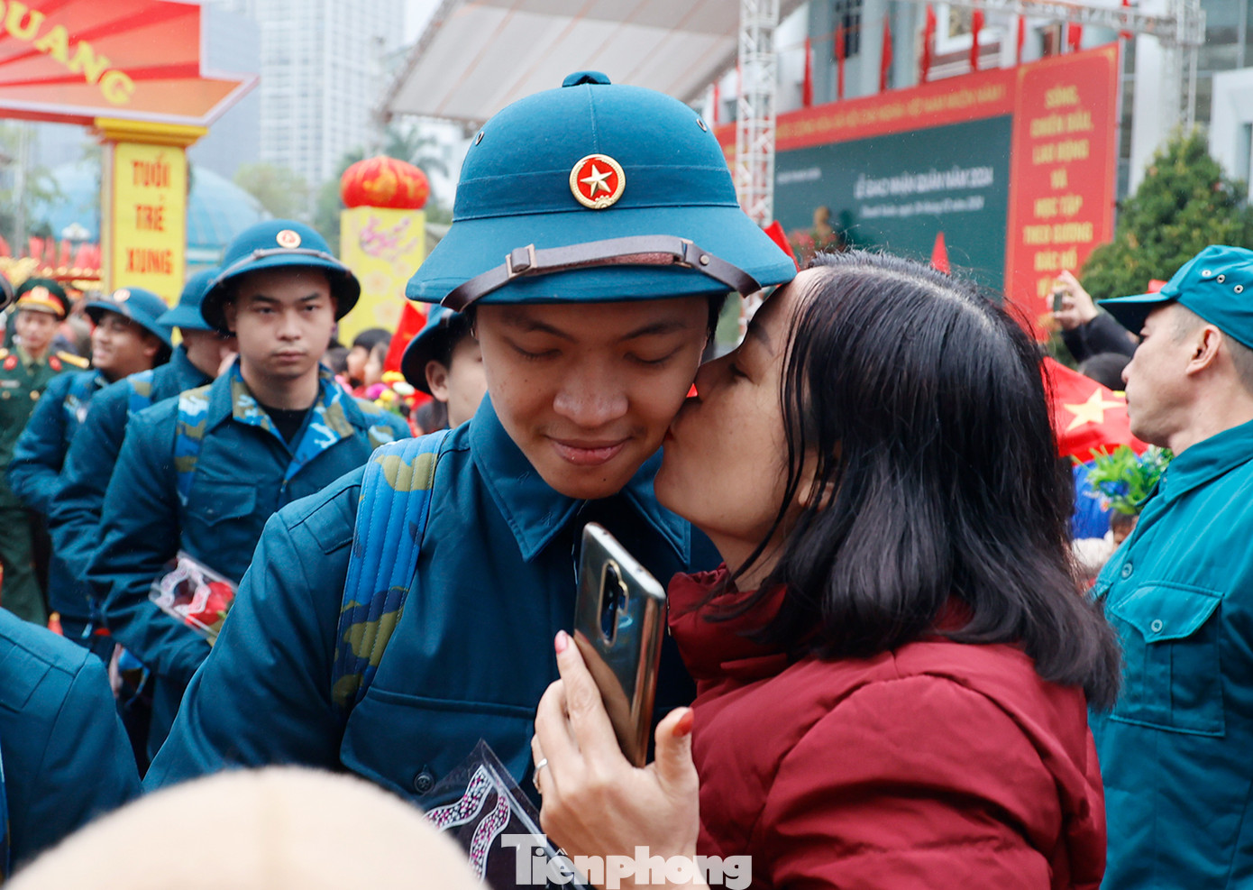 Người thân động viên tân binh trước giờ lên đường nhập ngũ.