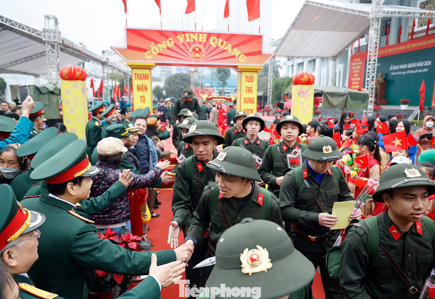 Cổng “Vinh quang” không chỉ tôn vinh hình ảnh người thanh niên lên đường nhập ngũ, mà còn góp phần làm cho Lễ giao, nhận quân cũng như các địa phương khác thêm trang trọng, ý nghĩa và thiêng liêng; khơi dậy tình yêu quê hương, đất nước, niềm vinh dự, tự hào và ý thức, trách nhiệm với Tổ quốc của tuổi trẻ Thủ đô.