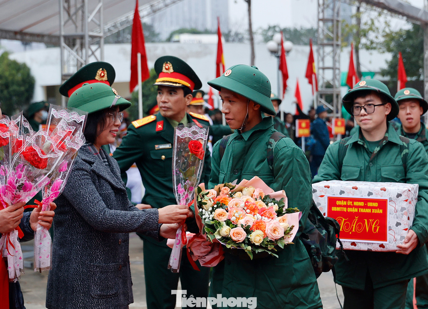 Bí thư Quận ủy Thanh Xuân Bùi Huyền Mai tặng hoa cho các tân binh.