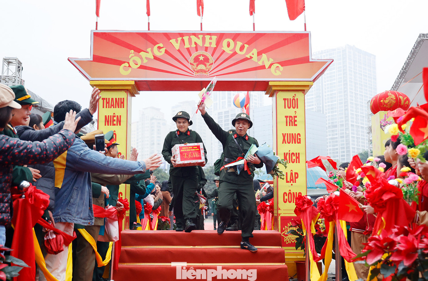 Các tân binh rạng rỡ lên đường nhập ngũ.