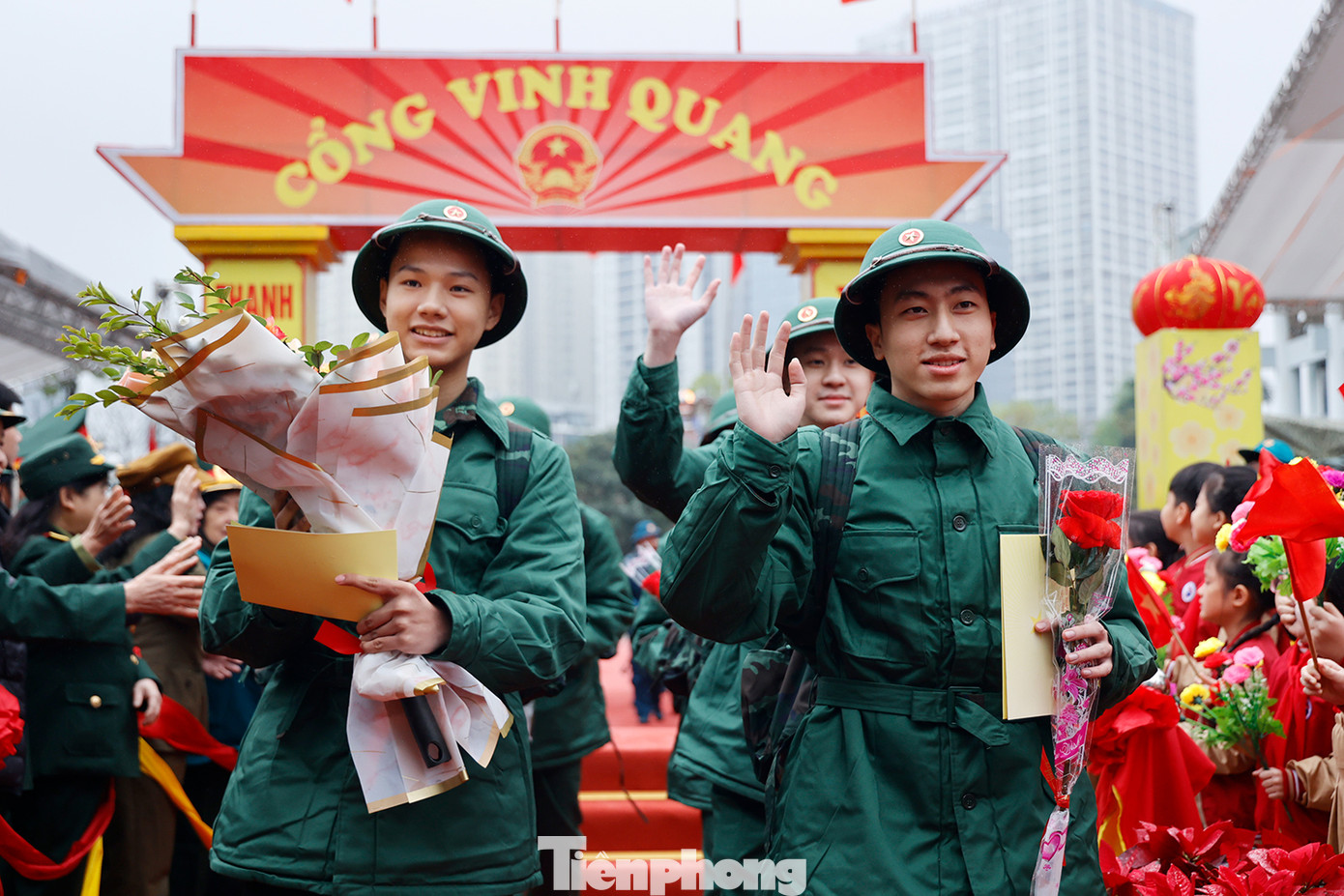 Các tân binh vẫy chào người thân trước giờ lên xe về đơn vị.