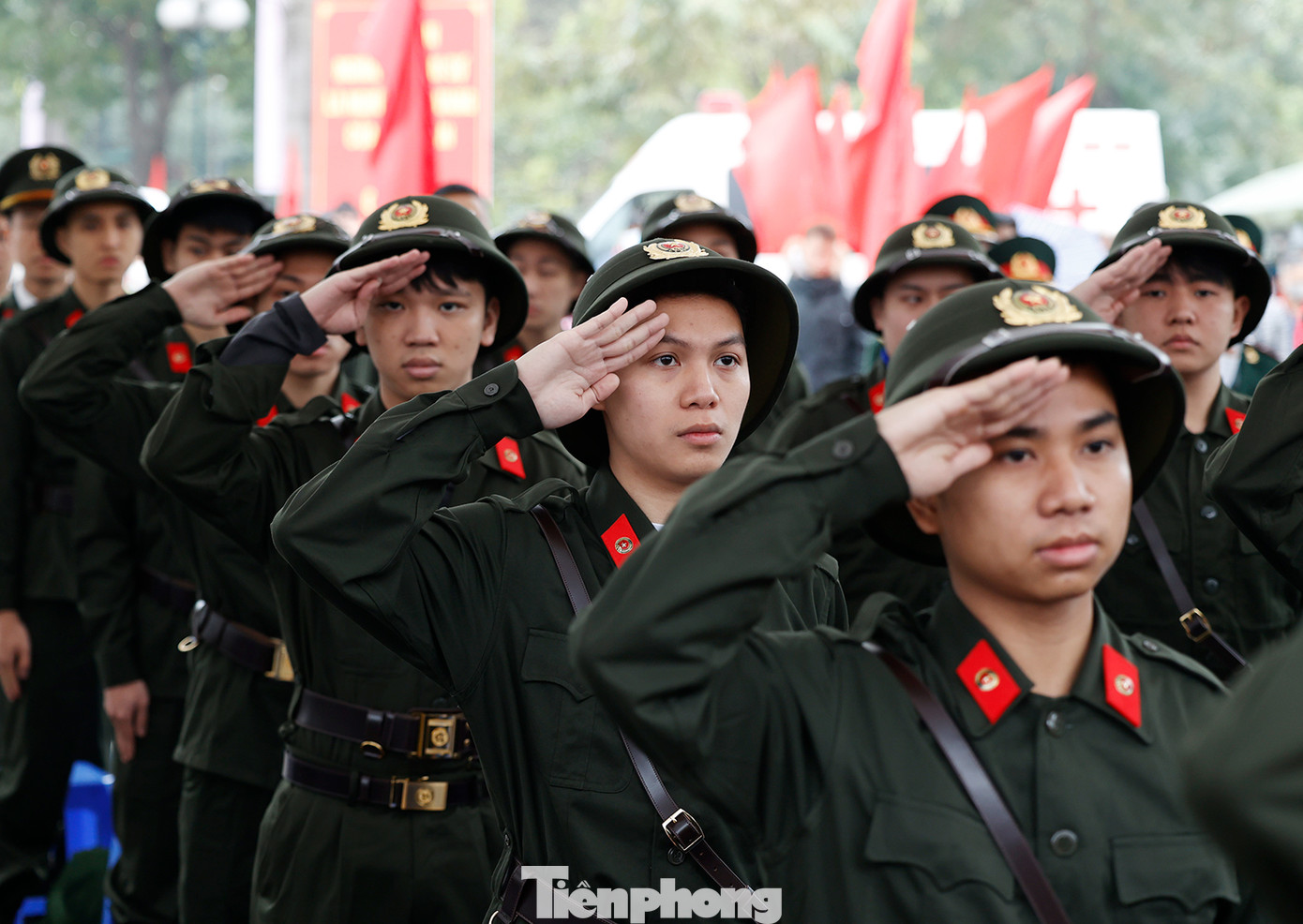 Từ sáng sớm, tại điểm giao nhận quân quận Thanh Xuân, các công dân ưu tú thực hiện nghĩa vụ quân sự, công an nhân dân đã có mặt với đầy đủ quân tư trang.