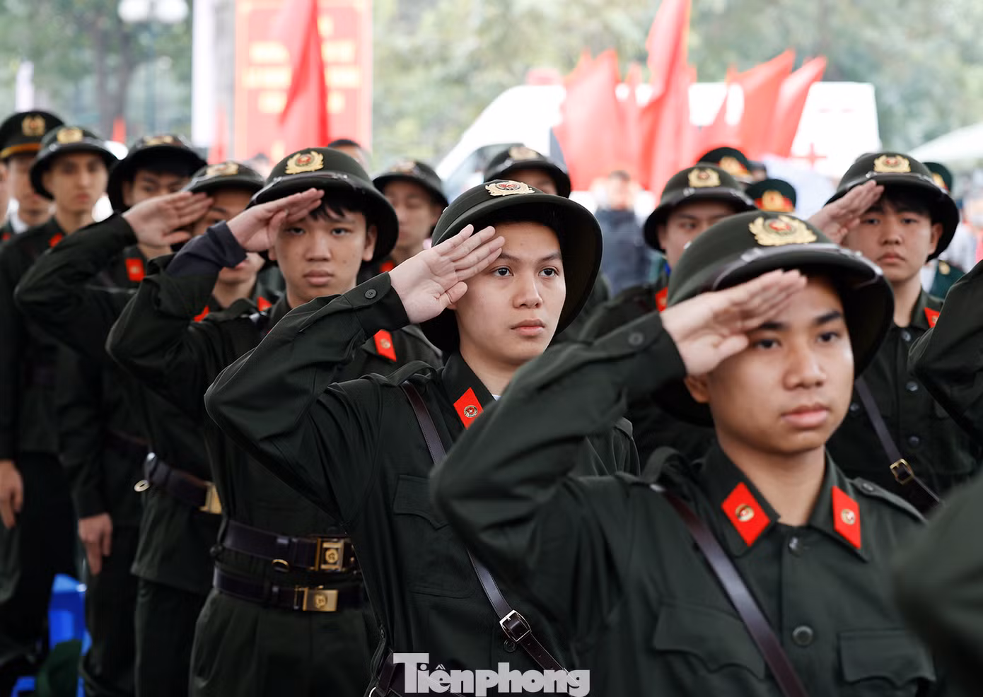 Từ sáng sớm, tại điểm giao nhận quân quận Thanh Xuân, các công dân ưu tú thực hiện nghĩa vụ quân sự, công an nhân dân đã có mặt với đầy đủ quân tư trang.