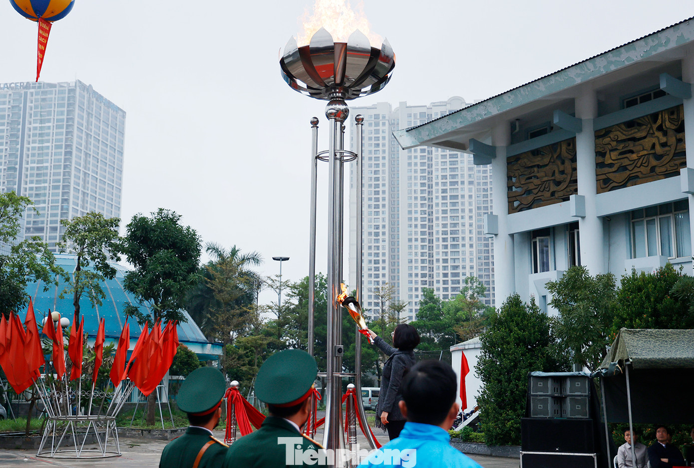 Ủy viên Ban Thường vụ Thành ủy, Bí thư Quận ủy Thanh Xuân Bùi Huyền Mai thắp lửa truyền thống.