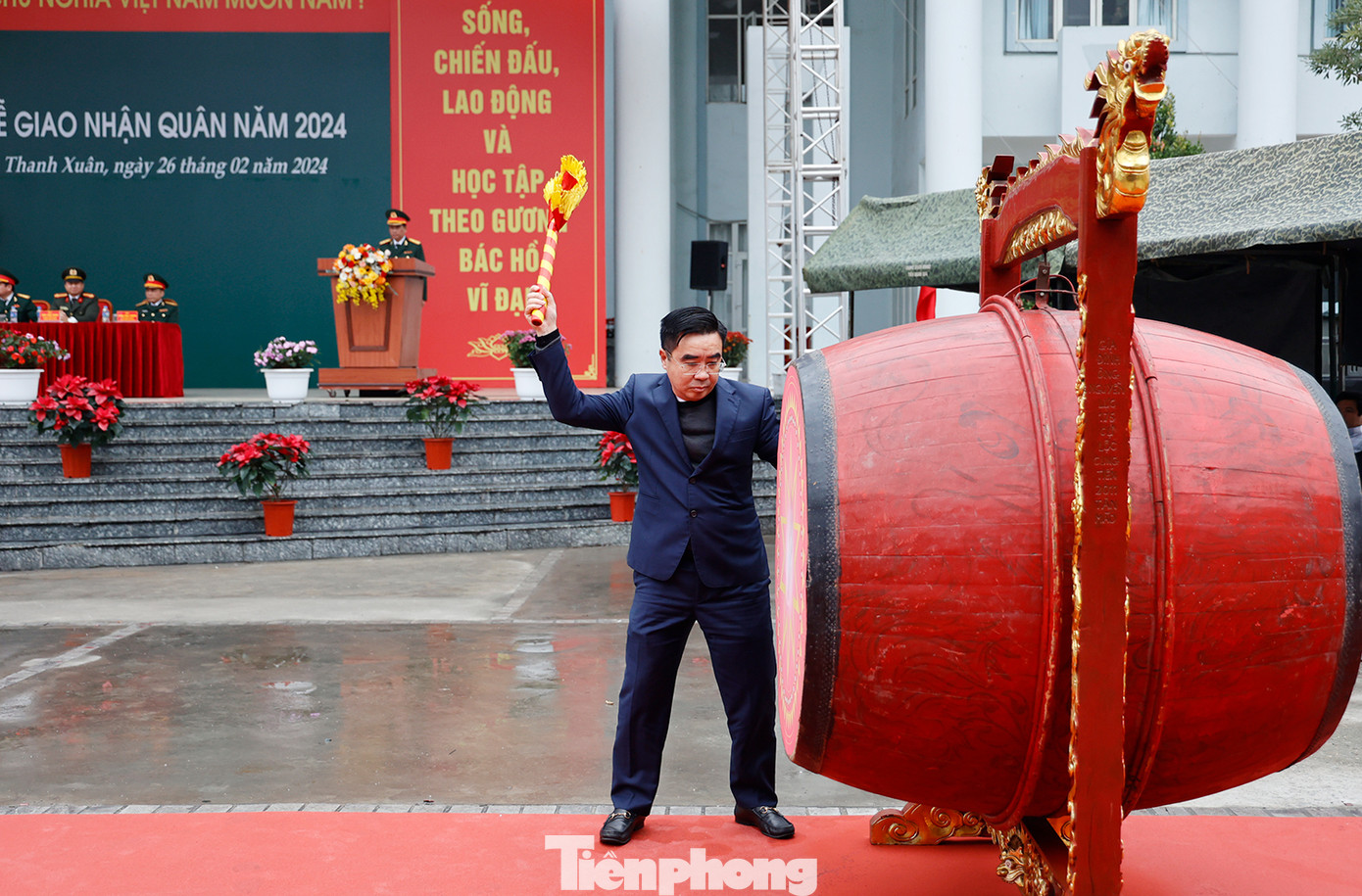 Chủ tịch UBND quận Thanh Xuân Võ Đăng Dũng nổi hồi trống mở hội giao quân.