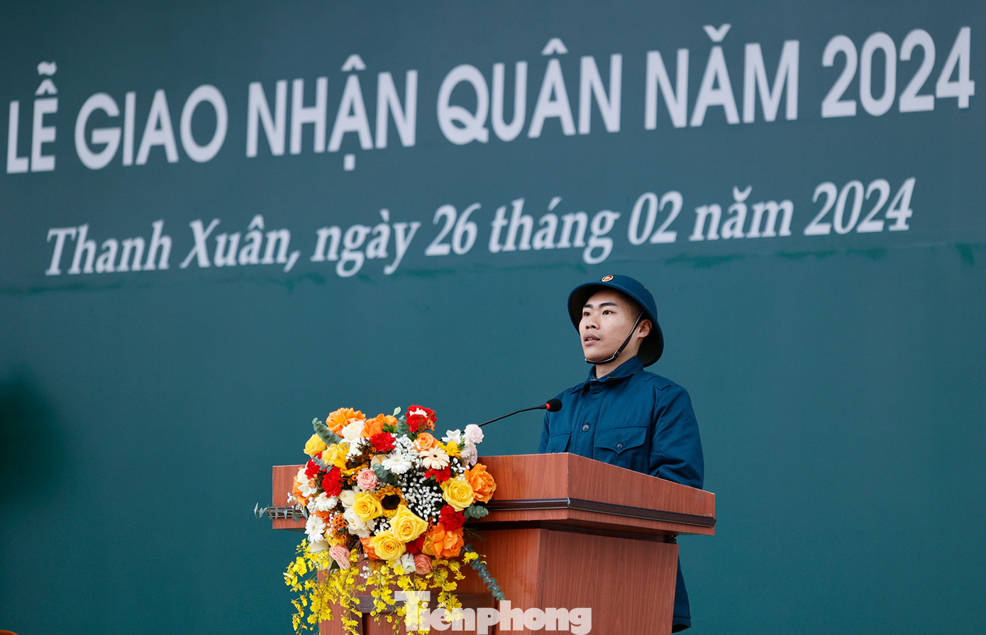 Đại diện cho các tân binh lên đường nhập ngũ, chàng thanh niên Tô Đăng Quang, (sinh năm 1997, cư trú tại quận Thanh Xuân Bắc), một trong những người viết đơn tình nguyện chia sẻ, việc nhập ngũ là trách nhiệm, nghĩa vụ và niềm tự hào của thế hệ trẻ. “Em mong muốn được rèn luyện, học tập trong môi trường kỷ luật để trưởng thành hơn, sẵn sàng góp sức bảo vệ Tổ quốc”, Tô Đăng Quang nói.